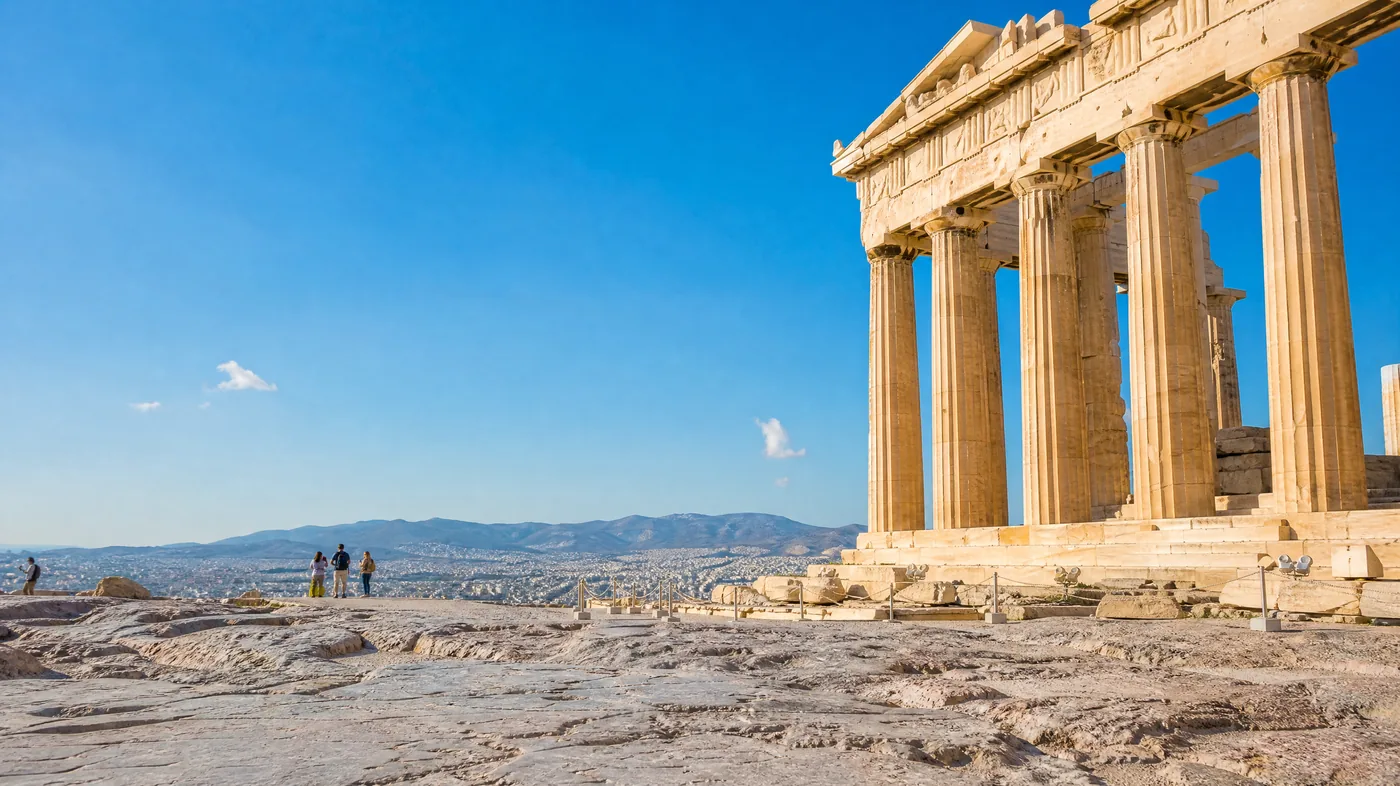 Die Säulen des Parthenon in heller Morgensonne unter tiefblauem Himmel