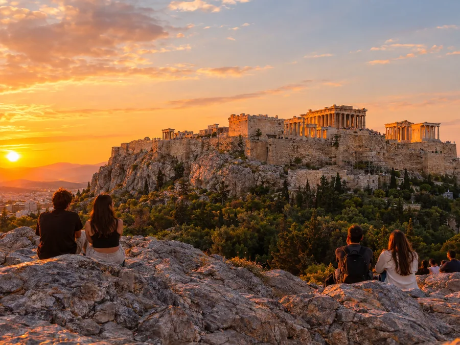 Die Akropolis im Licht des Sonnenuntergangs, von den Felsen des Areopag aus gesehen