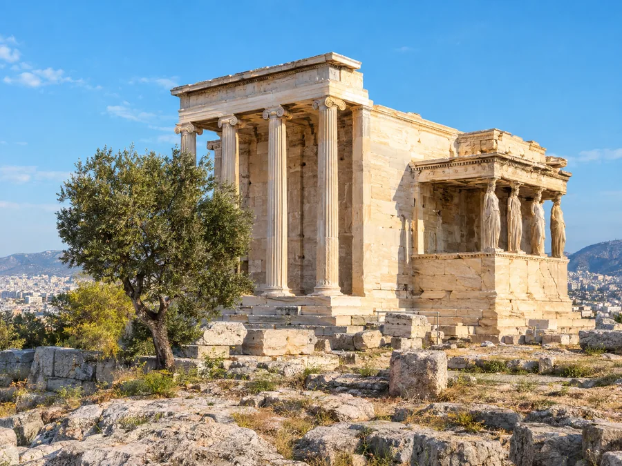 Das Erechtheion mit seiner ionischen Nordhalle und der Korenhalle der Karyatiden, daneben ein Olivenbaum