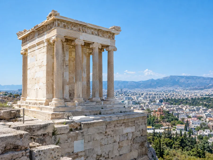 Der kleine ionische Athena-Nike-Tempel auf seiner Bastion über der Stadt