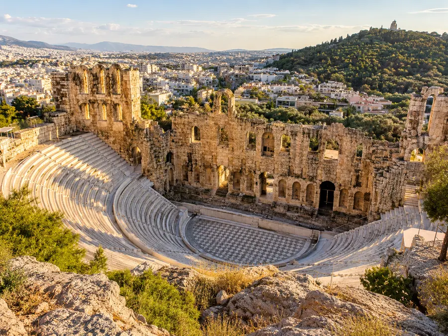 Das Odeon des Herodes Atticus vom Hang darüber gesehen, mit seinen Sitzreihen und der Bühnenwand mit Bögen